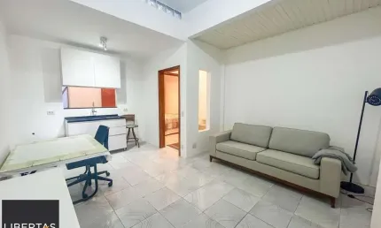 Apartamento de 1 dormitório, suíte ampla, semimobiliado, com pátio privativo no bairro Mont Serrat.