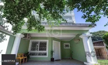 Casa com 03 dormitórios, 01 suíte, pátio, terraço com churrasqueira e vaga de garagem para 03 carros no bairro Ipanema