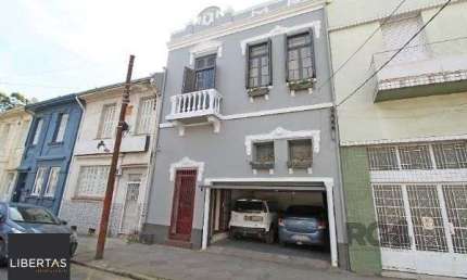 Casa em Porto Alegre, no bairro Floresta, com 3 dormitório(s), e 3 banheiros, à venda.