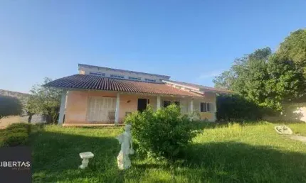 Casa em porto alegre, no bairro vila nova, com 3 dormitório(s), e 3 banheiros, à venda.