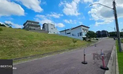Terreno em Porto Alegre, no bairro Vila Nova, à venda.