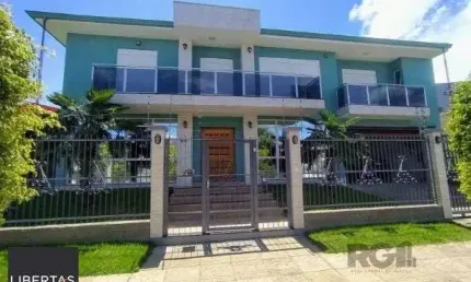 Casa em Porto Alegre, no bairro Hípica, com 3 dormitório(s), e 3 banheiros, à venda.