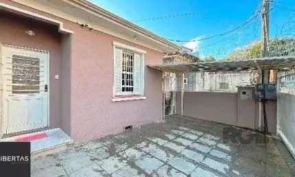 Casa em Porto Alegre, no bairro Medianeira, com 3 dormitório(s), e 3 banheiros, à venda.