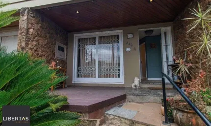 Casa - 3 dorms. - 3 vagas - 290 m² - três figueiras