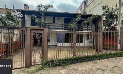 Casa com 5 quartos, 5 vagas e 265m² à venda no bairro Tristeza.