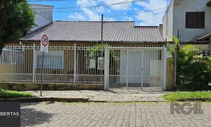 Casa 3 dormitórios, 5 vagas, 155 m² área construída, terreno 300m², Nonoai.