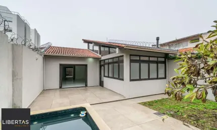 Casa sobrado no bairro Cristal de 3 dormitórios e 3 vagas