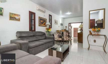 Casa com 3 dormitórios e suíte no Jardim Botânico, POA