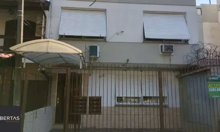 Apartamento térreo, com pátio na rua chile bairro jardim botânico,ótimo local