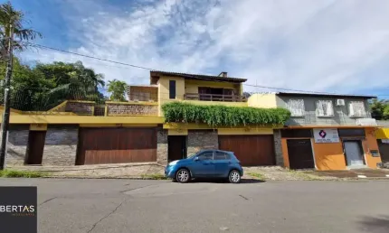 Casa de Cinema no bairro Glória com toda infraestrutura, ensolarada e bem ventilada, piscina, quiosque, 4 garagens