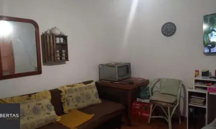 CASA AMPLA, 2 DORMITÓTIOS, 1SUÍTE, SALA, COZINHA, BANHEIRO SOCIAL , 2 VAGAS DE GARAGEM E ÓTIMA LOCALIZAÇÃO!