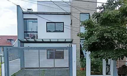 Excelente casa de alvenaria, 4 dormitórios, 2 suítes e 2 vagas de garagem.