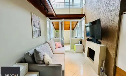 Duplex na Bela Vista, 2 dormitórios com espaço para home office, lareira e 2 vagas