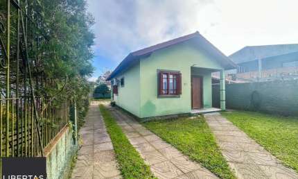 Casa 02 dormitórios e demais peças, amplo terreno plano com 300m².