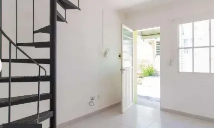 Aconchegante sobrado com 1 dormitório, suíte, vaga, no bairro São José em Porto Alegre/RS.