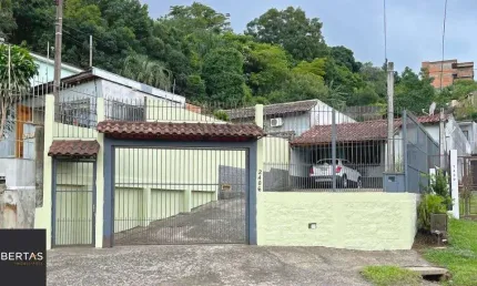 Casa com 3 quartos à venda na Avenida Vicente Monteggia, 2406, Vila Nova, Porto Alegre