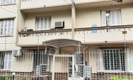 Apartamento de 2 quartos e 2 banheiros no bairro Menino Deus em Porto Alegre
