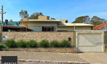 Ótima casa térrea com 4d, piscina e garagem fechada para 2 carros no jardim medianeira.
