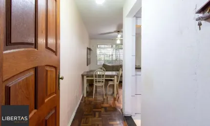 Apartamento térreo com pátio privativo no coração do menino deus, 2 dormitórios.