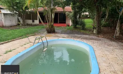 Sossego e natureza em porto alegre: 3 quartos, piscina e quase 2000m² de área