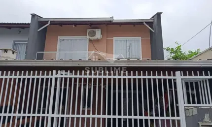 Sobrado geminado no bairro aventureiro com 03 quartos