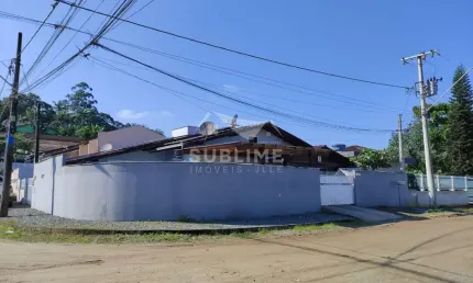 Casa Geminada de Esquina no Bairro Itinga com Suíte