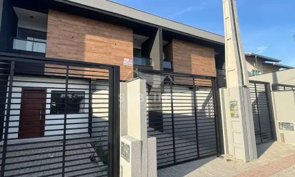 Sobrado Geminado no Bairro Adhemar Garcia com Suíte