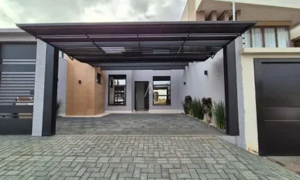 Casa à venda com 1 suíte e 2 quartos, localizada no Bairro Tropical III, em Cascavel - Pr., por R$ 620.000,00
