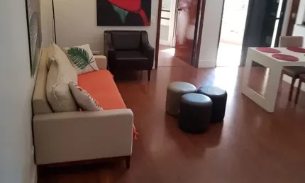 Flat 1 dormitório com sacada no coração do gonzaga – locação pacote!