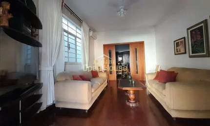 Descubra esta casa espaçosa de 3 quartos no coração do Centro de Barra Mansa. Localização privilegi
