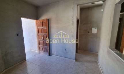 Casa Confortável no Bairro Roma, Volta Redonda - 2 Quartos, Garagem Ampla e Potencial de Expansão!