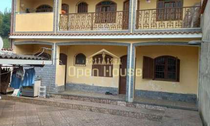 Casa Ampla à Venda no Cajueiro - Barra Mansa/RJ | 2 Quartos, Garagem para 5 Carros e Quintal com Pi