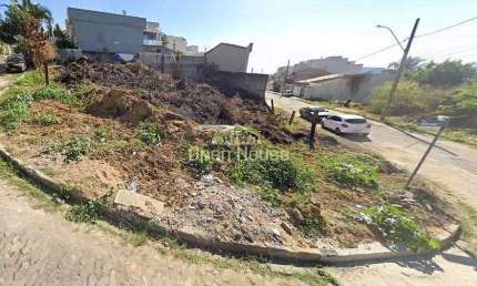 Oportunidade Imperdível: Terreno de 746m² na Morada da Colina - Localização Privilegiada para Const