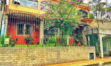 Casa com Amplo Espaço e Versatilidade: 4 Quartos, Terraço e Quintal - Ideal para Viver Bem!