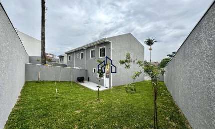 SOBRADO DE ESQUINA C/ 3 QUARTOS, TERRENO AMPLO E GARAGEM COBERTA