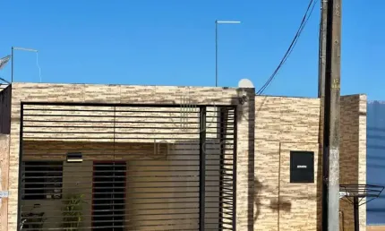 CASA PARA VENDA 2 QUARTOS SENDO UM SUÍTE PRÓXIMO AO AEROPORTO EM LONDRINA