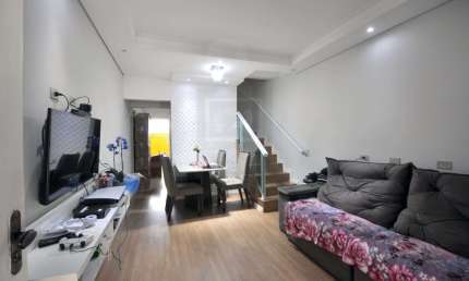 Sobrado com 2 dormitórios, lavabo, garagem coberta, lavanderia.