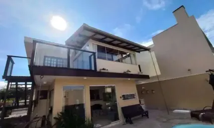 Casa / sobrado com piscina no centro  de navegantes