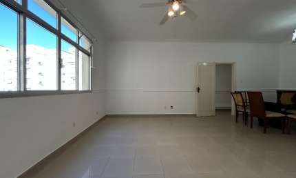 Apartamento amplo no coração do Gonzaga, 200 metros da praia , prédio de moradores fixos de frente.