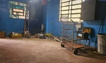 AMPLO BARRACÃO  PRINCIPALMENTE PARA ENTRADA E SAÍDA DE CAMINHÕES.
