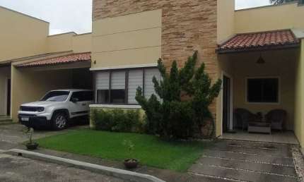Excelente Casa à Venda em Condomínio Fechado - Lagoa Redonda