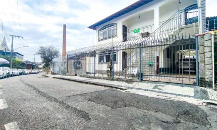 Duas casas à venda  para quem deseja morar perto de seus familiares. Por  R$ 1.800.000,00