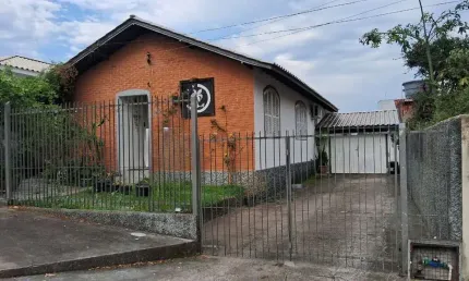 Casa com 2 quartos à venda na Floriano Peixoto, 23333, Estreito, Florianópolis por R$ 800.000