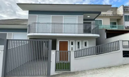 Casa com 3 quartos à venda na Rua Beatriz de Sá Jeremias, 876, Forquilhas, São José por R$ 640.000