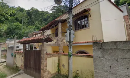 Casa Duplex Para Venda - Centro - Japeri - Rio de Janeiro com 72m2 construída e 90m2 área total.