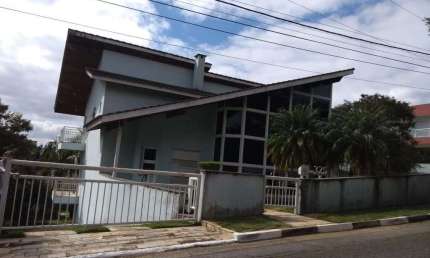 SOBRADO À VENDA NO CONDOMÍNIO ARUJÁZINHO III - 3 SUÍTES - PISCINA - CHURRASQUEIRA - QUINTAL - 6 VAGAS.