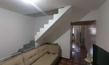 Sobrado localizado no Jardim Santa Cecília com 2 vagas de garagem com portão automático (novo) . O terreno 6,00 x 25,00 conta com 2 imóveis no terreno com possibilidade de mais construção.
