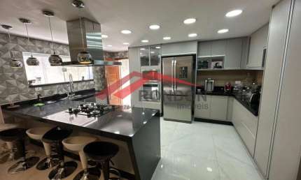 Belo sobrado com 3 suítes e piscina. excelente espaço gourmet. Vaga para 8 veículos. Jardim Cocaia