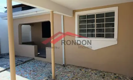 Casa térrea reformada na Vila São Jorge. Possui 2 dormitórios e 3 vagas