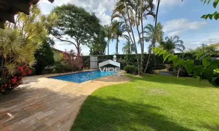 VENDO EXCELENTE CASA EM CAMPINAS NO GRAMADO EM BUCÓLICO CONDOMÍNIO COM TRÊS QUARTOS SENDO UMA SUÍTE E PISCINA.
